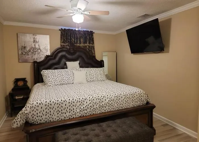 Cozy Oak Street Luxury Stay